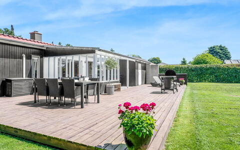 Ansine - 500M from the Sea: Hout, Dak, Architectuur, Huis, Huis, Verblijf, Siding, Hardwood, Helling, Landgoed