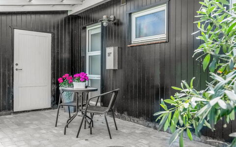 Ansine - 500M from the Sea: Hout, Dak, Architectuur, Huis, Huis, Verblijf, Siding, Hardwood, Helling, Landgoed