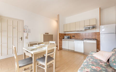 Apartment Living In Baia Verde - Gallipoli: Meubilair, Cabinetry, Countertop, Tafel, Gebouw, Keuken, Stoel, Hout, Flooring, Verdieping