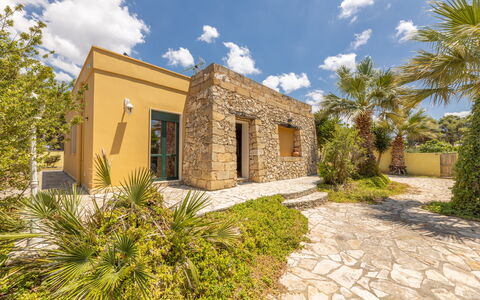 Villetta Estiva With Private Pool Gallipoli: Wolk, Fabriek, Lucht, Gebouw, Eigendom, Venster, Boom, Huis, Land Lot, Verblijf