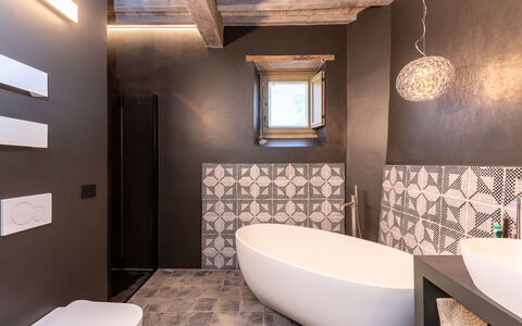 Oasi di Benessere Bio: Bad, Eigendom, Loodgieterswerkinrichting, Badkamer, Interieur Ontwerp, Hout, Architectuur, Verdieping, Kraan, Flooring