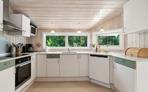 Nea - 600M from the Sea: Keuken, Countertop, Interieur Ontwerp, Hout, Plafond, Flooring, Toestel Van De Keuken, Major Appliance, Cabinetry, Verdieping
