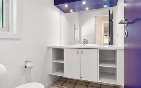 Nea - 600M from the Sea: Loodgieterswerkinrichting, Flooring, Wastafel, Badkamer, Interieur Ontwerp, Verdieping, Wastafel In De Badkamer, Badkamerkast, Kraan, Loodgieter
