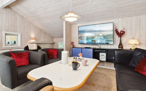 Nea - 600M from the Sea: Plafond, Kamer, Woonkamer, Hardwood, Lichte Inrichting, Beits, Freezing, Winter, Blokhut