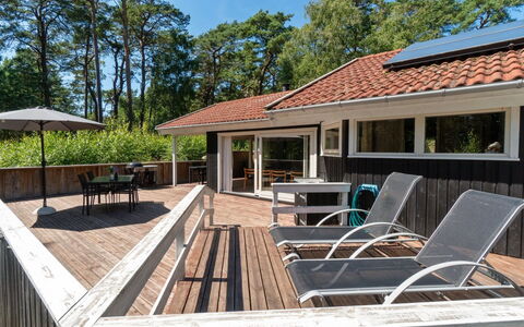 Nea - 600M from the Sea: Hout, Veranda, Buitenmeubels, Hardwood, Dek, Huis, Samengesteld Materiaal, Schaduw, Beits, Houten Vloer
