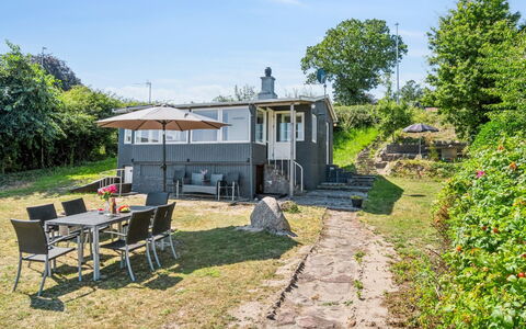 Silke - 10M from the Sea: Struik, Land Lot, Verblijf, Tuin, Gazon, Weide, Werf, Landscaping, Garden Gebouwen