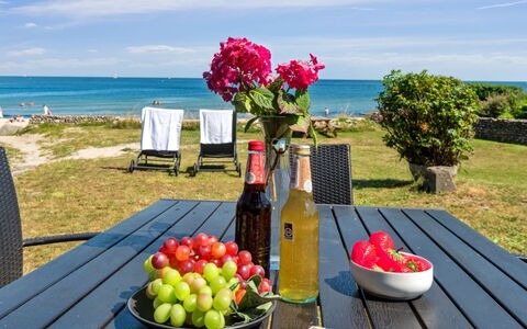 Silke - 10M from the Sea: Meubilair, Interieur Ontwerp, Flooring, Verdieping, Plafond, Kamer, Stoel, Tafel, Appartement, Keuken En Eettafel