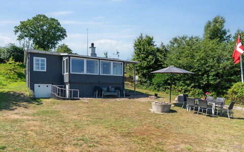 Silke - 10M from the Sea: Meubilair, Interieur Ontwerp, Flooring, Verdieping, Plafond, Kamer, Stoel, Tafel, Appartement, Keuken En Eettafel