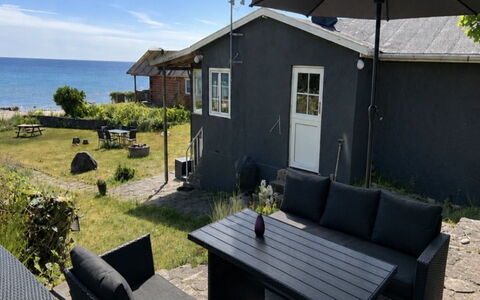 Silke - 10M from the Sea: Meubilair, Interieur Ontwerp, Flooring, Verdieping, Plafond, Kamer, Stoel, Tafel, Appartement, Keuken En Eettafel