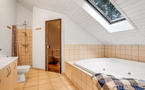Dorde - 600M from the Sea: Dak, Huis, Huis, Verblijf, Deur, Siding, Dek, Veranda, Plank, Hardwood