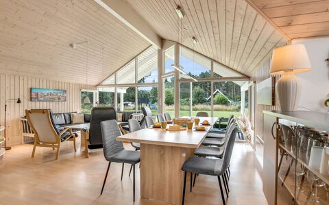 Dorde - 600M from the Sea: Dak, Huis, Huis, Verblijf, Deur, Siding, Dek, Veranda, Plank, Hardwood