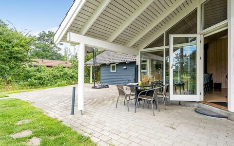 Dorde - 600M from the Sea: Dak, Huis, Huis, Verblijf, Deur, Siding, Dek, Veranda, Plank, Hardwood