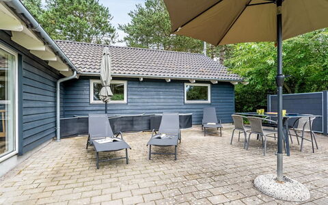 Dorde - 600M from the Sea: Dak, Huis, Huis, Verblijf, Deur, Siding, Dek, Veranda, Plank, Hardwood
