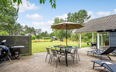 Dorde - 600M from the Sea: Dak, Huis, Huis, Verblijf, Deur, Siding, Dek, Veranda, Plank, Hardwood