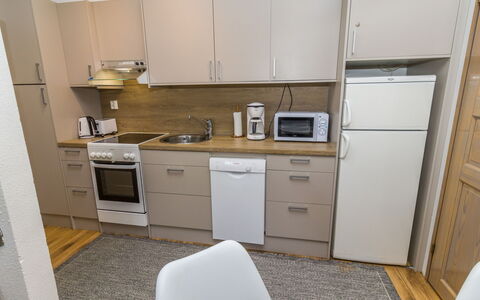 Rukaköngäs 27: Keuken, Toestel Van De Keuken, Major Appliance, Countertop, Flooring, Meubilair, Hout, Gootsteen, Cabinetry, Interieur Ontwerp
