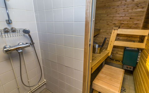 Rukaköngäs 27: Hout, Flooring, Verdieping, Loodgieterswerkinrichting, Loodgieter, Samengesteld Materiaal, Badkamer, Kraan, Kamer, Beits