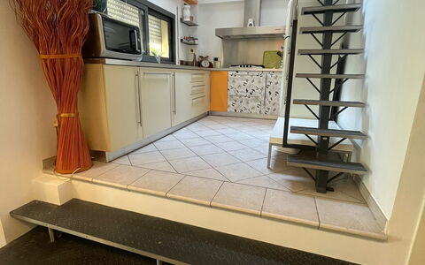Bell'aria Apartment: Hout, Gebouw, Interieur Ontwerp, Flooring, Verdieping, Huis, Muur, Hardwood, Schaduw, Onroerend Goed