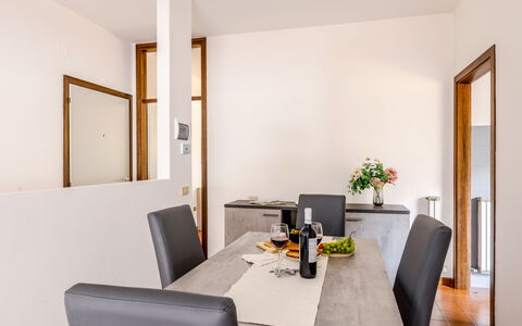 Fano Suite Apartment: Eigendom, Meubilair, Tafel, Gebouw, Bloempot, Fabriek, Comfort, Kamerplant, Oranje, Interieur Ontwerp