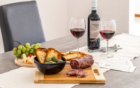 Fano Suite Apartment: Voedsel, Tableware, Glaswerk, Tafel, Wijn, Wijnglas, Bord, Fles, Drinkware