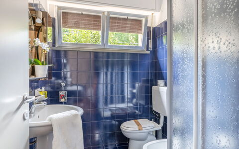 Fano Suite Apartment: Loodgieterswerkinrichting, Eigendom, Purper, Kraan, Wastafel, Badkamer, Interieur Ontwerp, Toilet, Venster, Wc Bril