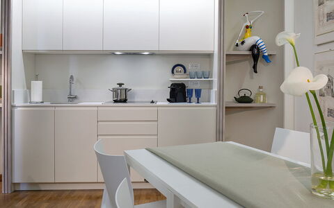 Butterfly With Beach & Breakfast Included: Eigendom, Meubilair, Cabinetry, Wit, Tafel, Interieur Ontwerp, Fabriek, Stellingen, Bloem
