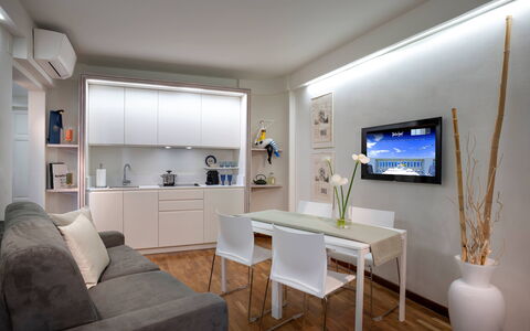Butterfly With Beach & Breakfast Included: Tafel, Meubilair, Bankstel, Fotolijst, Gebouw, Kamerplant, Interieur Ontwerp, Verdieping, Plank, Flooring
