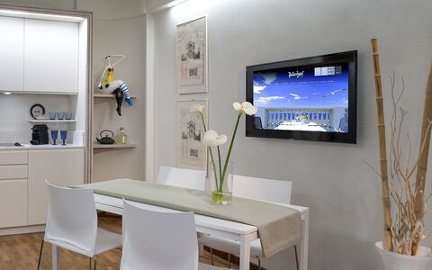 Butterfly With Beach & Breakfast Included: Meubilair, Eigendom, Tafel, Fabriek, Azure, Cabinetry, Interieur Ontwerp, Gebouw, Verdieping, Stoel