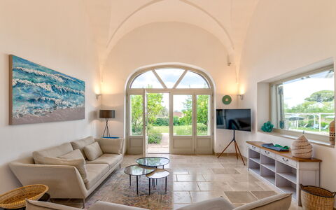 Villa Monamu: Bankstel, Venster, Azure, Schaduw, Interieur Ontwerp, Verdieping, Woonkamer, Tafel, Hout, Fabriek