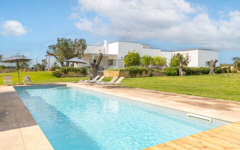 Villa Monamu: Wolk, Water, Lucht, Eigendom, Fabriek, Azure, Zwembad, Boom, Gebouw, Gras
