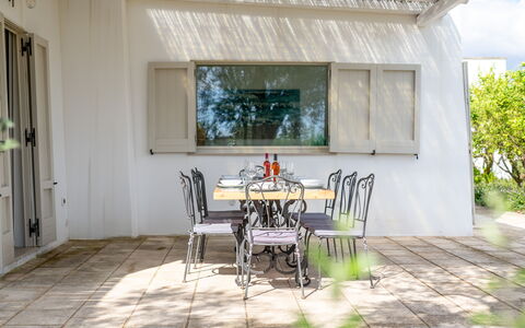 Villa Monamu: Meubilair, Tafel, Gebouw, Venster, Fabriek, Hout, Stoel, Interieur Ontwerp, Boom, Schaduw