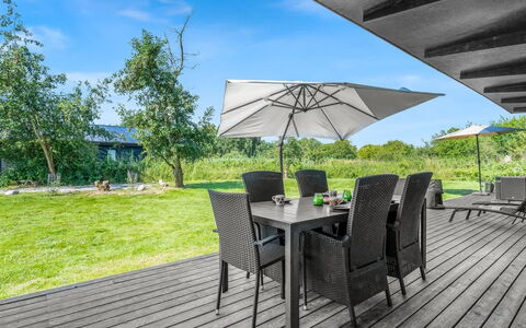 Nielsigne - 1.3Km from the Sea: Dak, Huis, Land Lot, Huis, Verblijf, Landgoed, Garden Gebouwen, Schaduw, Blokhut, Landscaping
