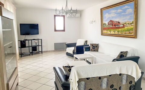 Villa Rose: Fotolijst, Tafel, Eigendom, Meubilair, Bankstel, Interieur Ontwerp, Stoel, Verlichting, Woonkamer, Hout