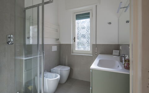 Pieve Ligure Seaside View, Wifi: Badkamer, Loodgieterswerkinrichting, Muur, Flooring, Verdieping, Toilet, Wc Bril, Interieur Ontwerp, Wastafel, Wastafel In De Badkamer