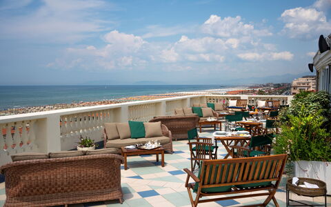 Boheme With Beach & Breakfast Included: Wolk, Lucht, Water, Meubilair, Eigendom, Gebouw, Fabriek, Azure, Buitenmeubels, Badplaats