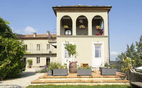B&b Vigne Di Fagnano Without Kitchen: Fabriek, Lucht, Gebouw, Venster, Architectuur, Land Lot, Boom, Wolk, Deur, Gras