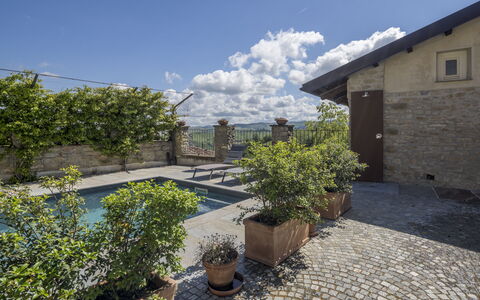 Arpusè, Relax nelle Langhe - Barolo, with Pool: Muur, Bloempot, Flagstone, Samengesteld Materiaal, Deur, Tuin, Binnenplaats, Kamerplant, Beton, Landgoed