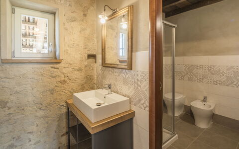 Arpusè, Relax nelle Langhe - Barolo, with Pool: Muur, Flooring, Verdieping, Loodgieterswerkinrichting, Badkamer, Interieur Ontwerp, Verlichting, Bruin, Plafond, Wastafel In De Badkamer