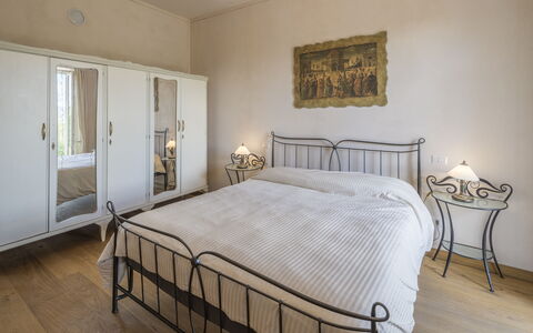 Arpusè, Relax nelle Langhe - Barolo, with Pool: Bed, Meubilair, Slaapkamer, Bedding, Interieur Ontwerp, Laken, Verdieping, Hout, Linens, Kamer