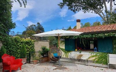 Green Suite On The Roof - Roma With No Kitchen: Lucht, Fabriek, Wolk, Eigendom, Meubilair, Gebouw, Tafel, Azure, Schaduw, Boom