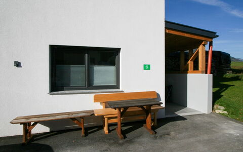 Ferienwohnung Selina: Openluchtbank, Gebouw, Venster, Tafel, Hout, Schaduw, Fabriek, Buitenmeubels, Huis, Rechthoek