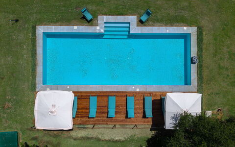Villa Aiale: Zwembad, Blauw, Vrije Tijd, Toevlucht, Buitenmeubels, Samengesteld Materiaal, Meubilair, Thermae, Schaduw, Ligstoel