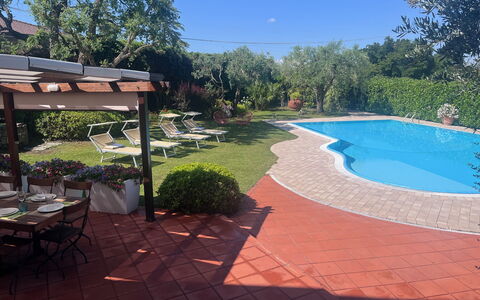 Villapronti: Fabriek, Water, Lucht, Schaduw, Buitenmeubels, Boom, Zwembad, Bloempot, Tafel, Landschap