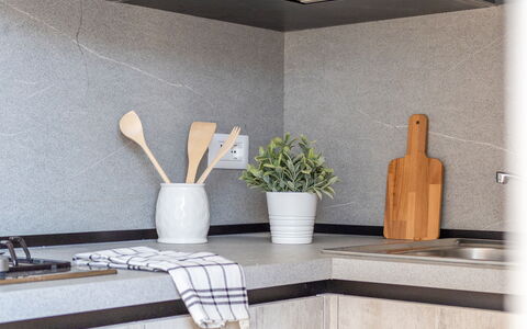 Loreto Suite Apartment: Fabriek, Eigendom, Bloempot, Hout, Kamerplant, Interieur Ontwerp, Comfort, Flooring, Vaas, Rechthoek