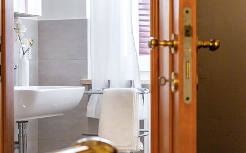 Loreto Suite Apartment: Loodgieterswerkinrichting, Kraan, Hout, Badkamer, Deur, Wastafel, Loodgieter, Muur