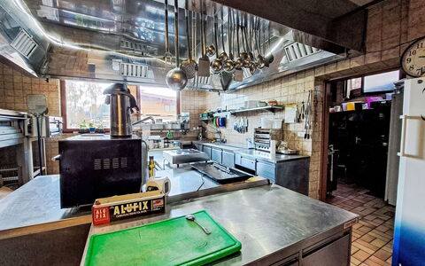 Gästehaus Beretta: Keuken, Countertop, Verlichting, Interieur Ontwerp, Plafond, Toestel Van De Keuken, Fornuis, Major Appliance, Lichte Inrichting, Cabinetry