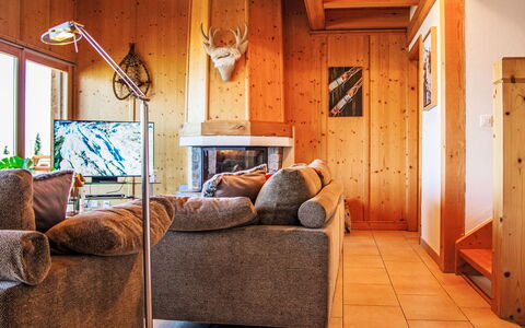 Chalet Aurore: Tafel, Eigendom, Gebouw, Meubilair, Water, Fabriek, Lucht, Stoel, Wolk, Badplaats