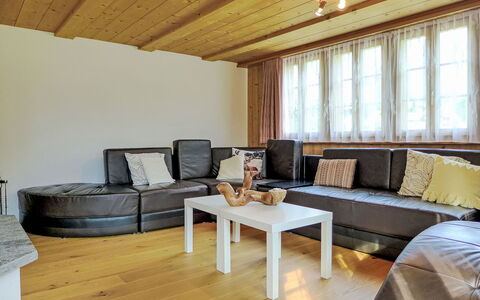 Eisiboden: Lucht, Water, Meubilair, Tafel, Eigendom, Azure, Fabriek, Hout, Stoel, Gebouw