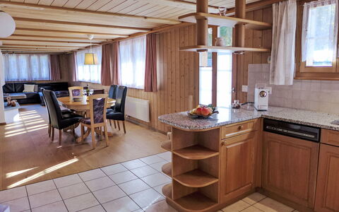 Eisiboden: Cabinetry, Eigendom, Meubilair, Venster, Countertop, Hout, Interieur Ontwerp, Verdieping, Flooring, Kamerplant