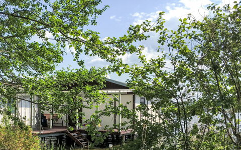 Bootshaus auf Dem See: Fabriek, Wolk, Lucht, Boom, Takje, Struik, Gras, Natuurlijk Landschap, Gebouw, Facade
