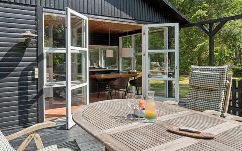 Eirik - 700M from the Sea: Hout, Huis, Veranda, Dek, Hardwood, Dak, Beits, Houten Vloer, Eco Hotel